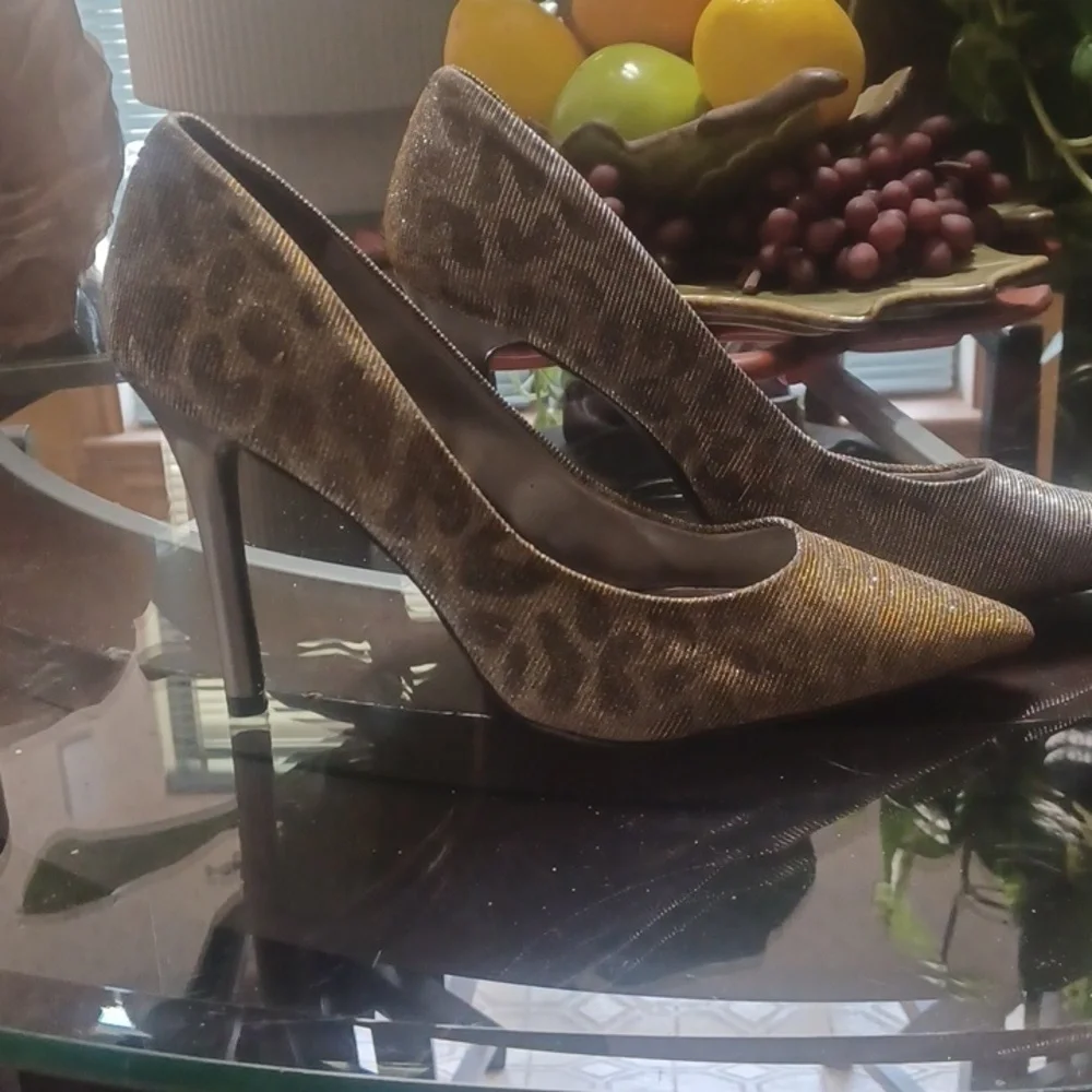 8.5 GUESS HEELS GOLD GLITTERY COLOR